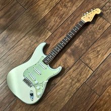 Load image into Gallery viewer, Fender Custom Shop Journeyman Relic ‘60 Stratocaster - Inca Silver